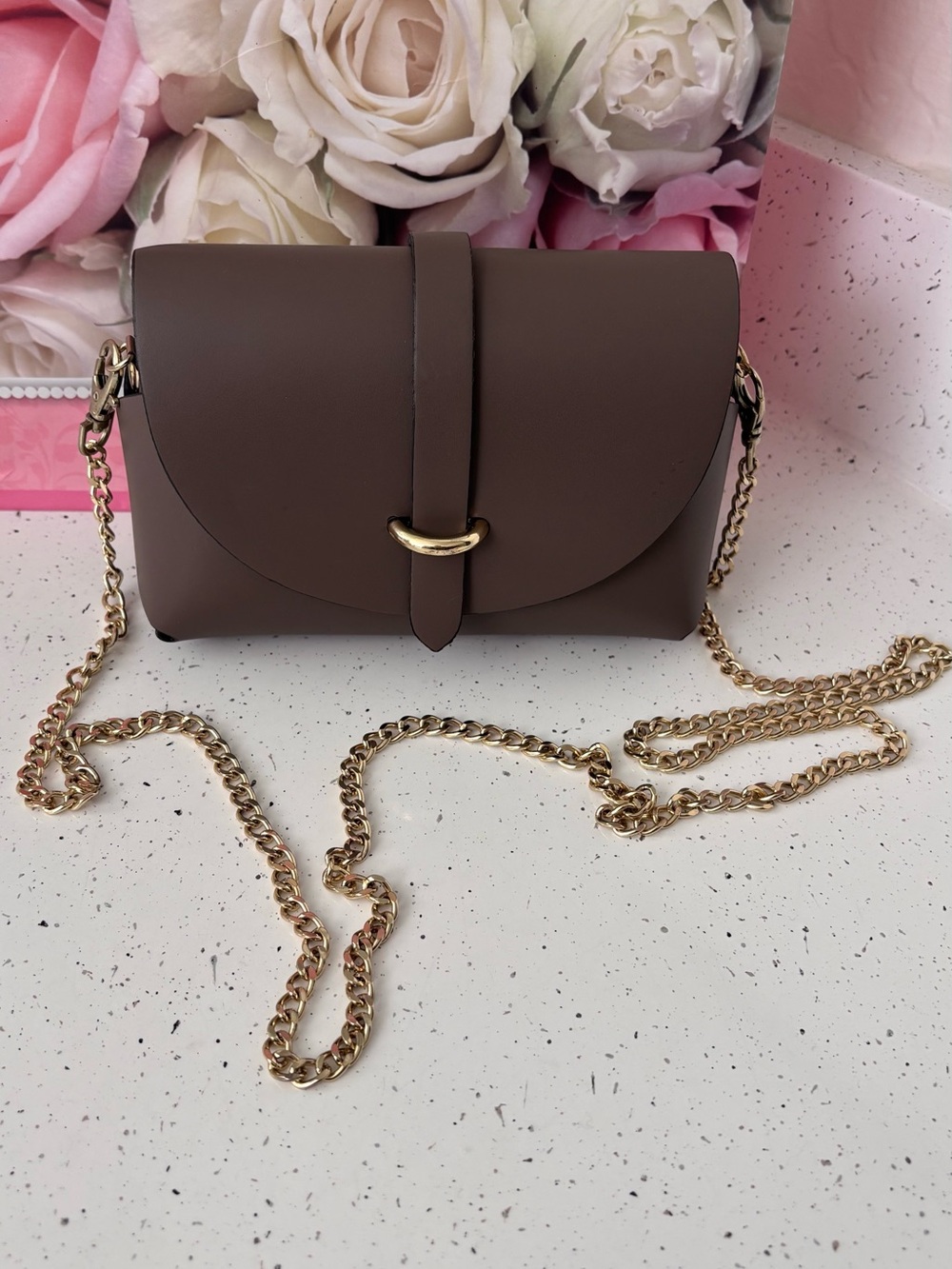 Minimalist Taupe Crossbody Bag with Gold Chain Blue lemon Paris